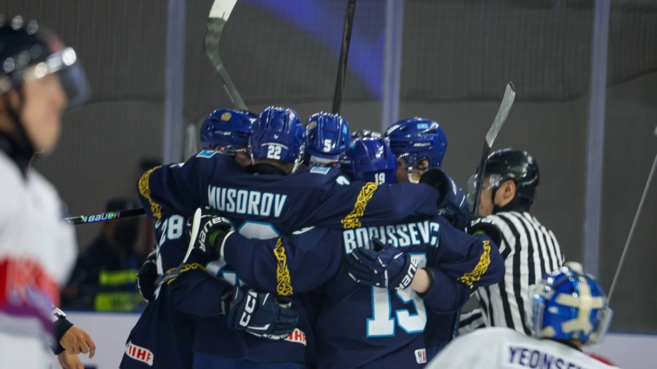 Казахстан стал единоличным лидером мужского ЧА по хоккею