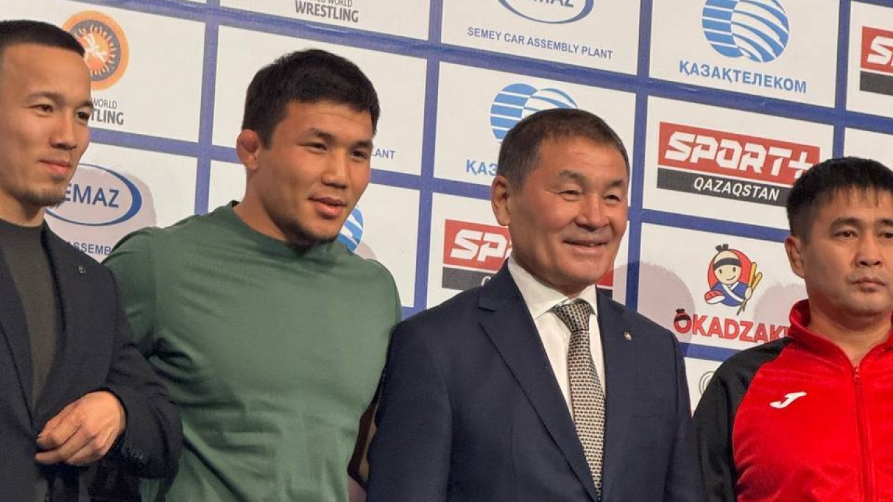 Борец Нуркожа Кайпанов получил ключи от квартиры в Астане