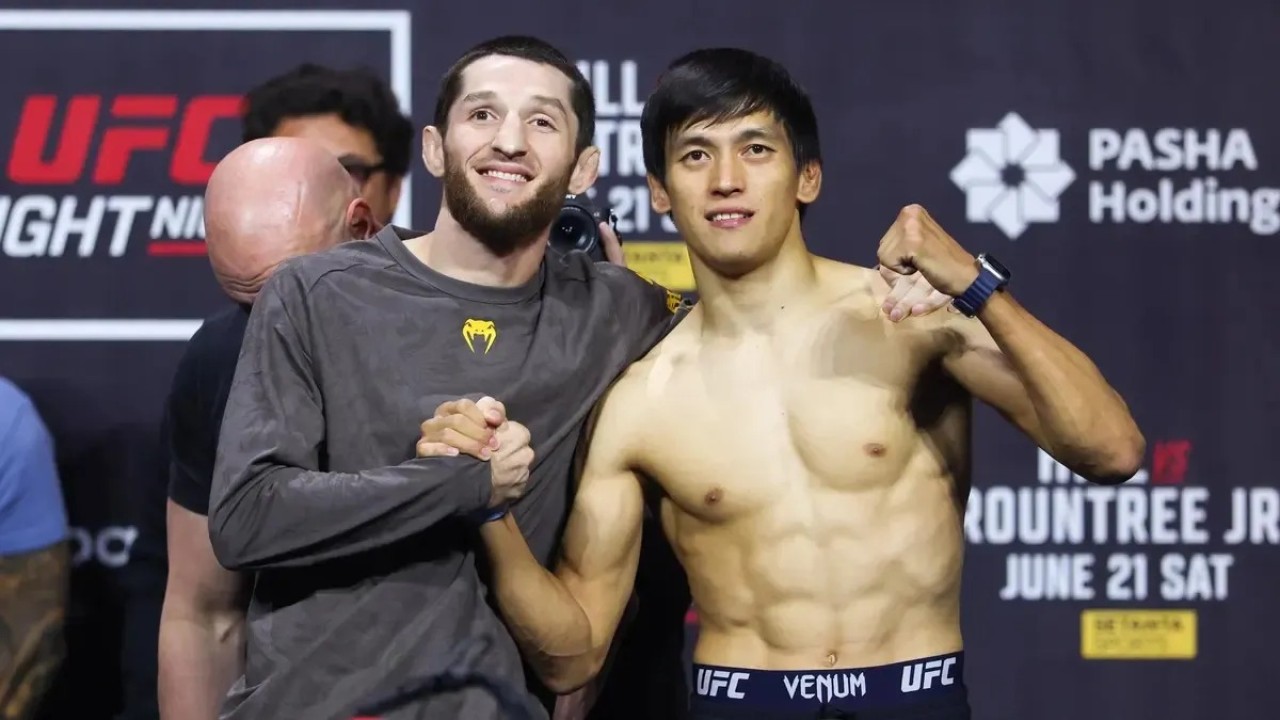 Скандалом в бою казахстанца завершился турнир UFC в Баку